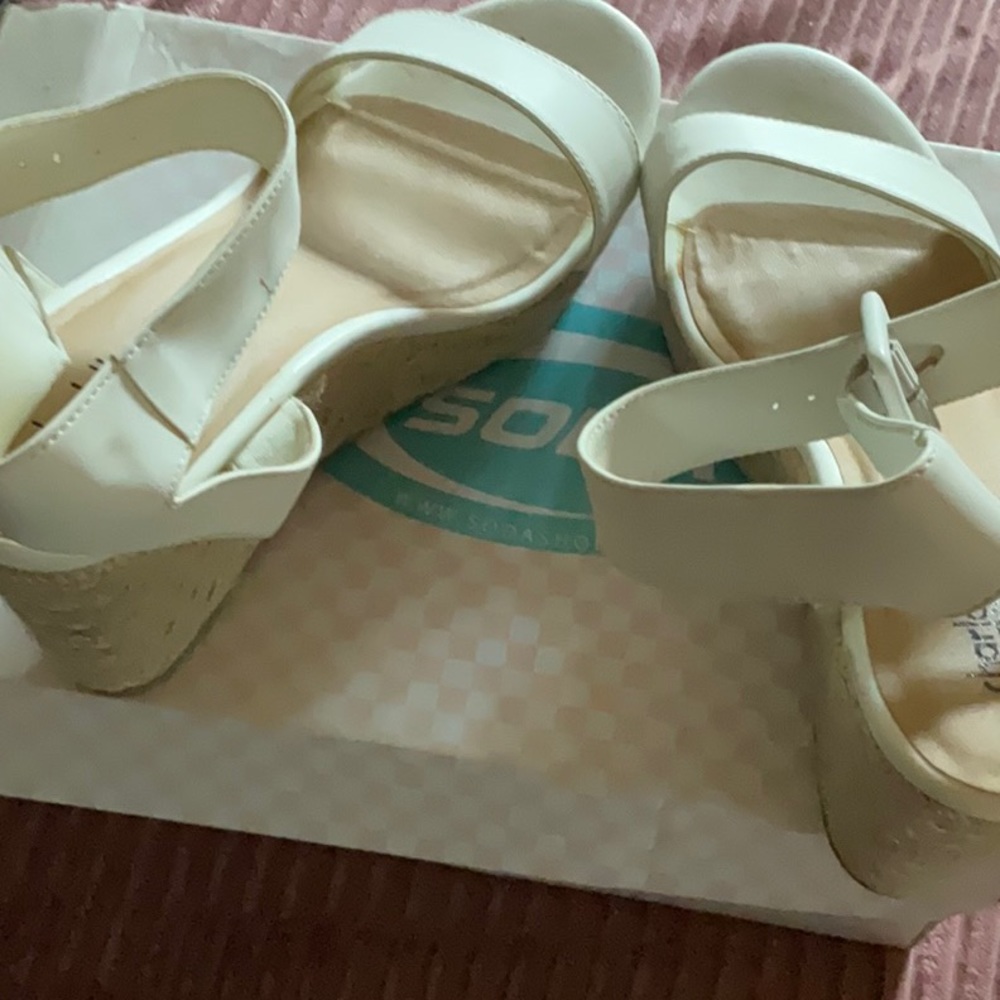Sandles - Picture 2 of 3